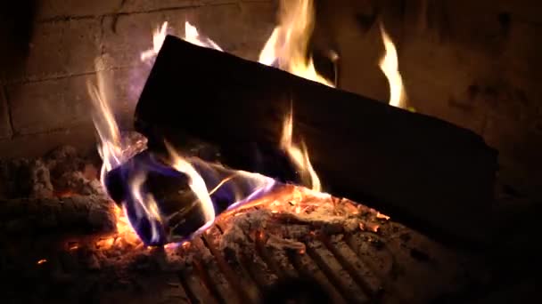 Närbild av ved brinner i traditionell öppen spis i mörkret — Stockvideo