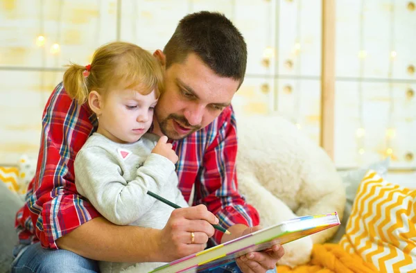 Cary baba çizmek için yürümeye başlayan çocuk kızı öğretir
