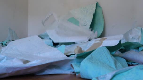 Removido velho papel de parede caindo na pilha de lixo no chão em câmera lenta — Vídeo de Stock
