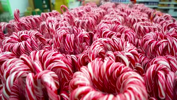 Bengalas doces vermelhos e brancos na loja de Natal — Vídeo de Stock