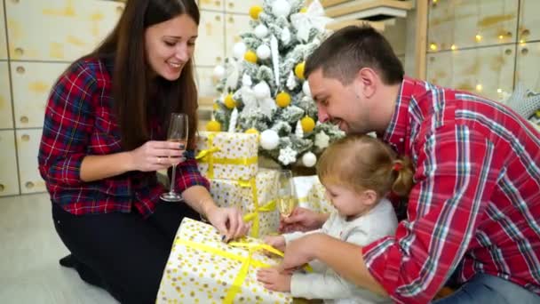 Pais jovens com filha criança celebrando o Natal em casa — Vídeo de Stock