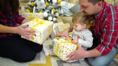 küçük kızı Noel hediyelerini evde açma ile mutlu aile