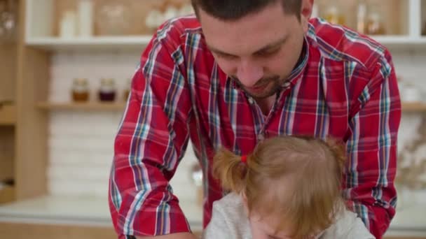 Nettes kleines Mädchen und ihr Vater backen gemeinsam Plätzchen — Stockvideo