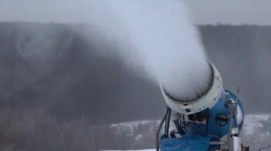 Kar kayak merkezi, ağır çekimde yapma kar topu