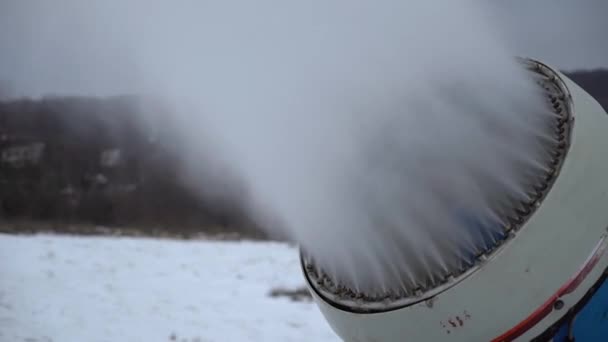 Cannone da neve che fa neve artificiale nella località di sport invernali — Video Stock