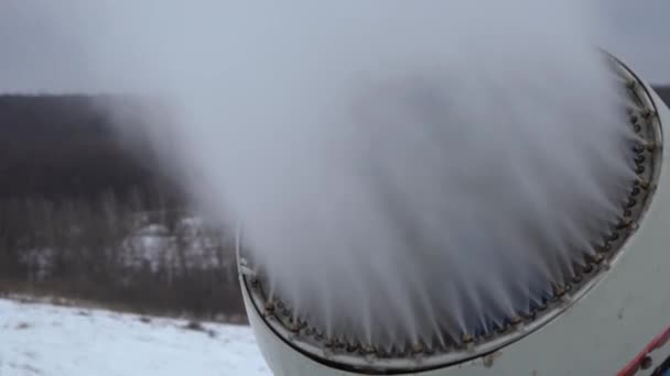 Κανόνι χιόνι φτιάχνοντας χιόνι στο χιονοδρομικό κέντρο — Αρχείο Βίντεο