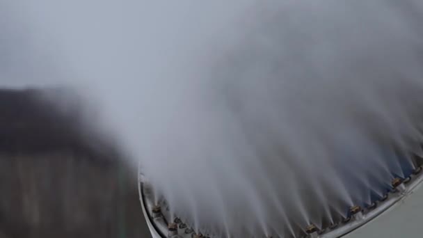 Χιόνι κανόνι παραγωγή τεχνητού χιονιού στο θέρετρο χειμερινών σπορ — Αρχείο Βίντεο