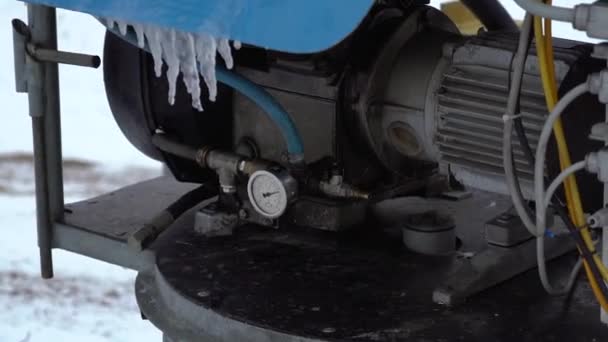 Cañón de nieve para hacer nieve artificial en el complejo de deportes de invierno — Vídeo de stock