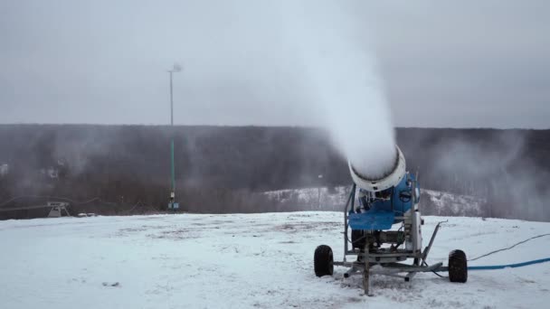 雪の大砲はウィンター スポーツのリゾートで人工雪を作るします — ストック動画