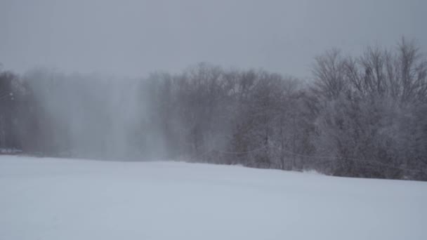 Зимний пейзаж со снежным полем и грозовыми облаками — стоковое видео