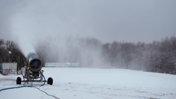 Canhão de neve fazendo neve artificial no resort de esportes de inverno — Vídeo de Stock