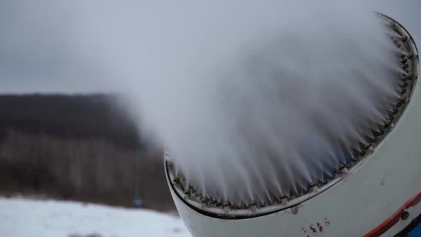 Cannone da neve che fa neve artificiale nella località di sport invernali — Video Stock