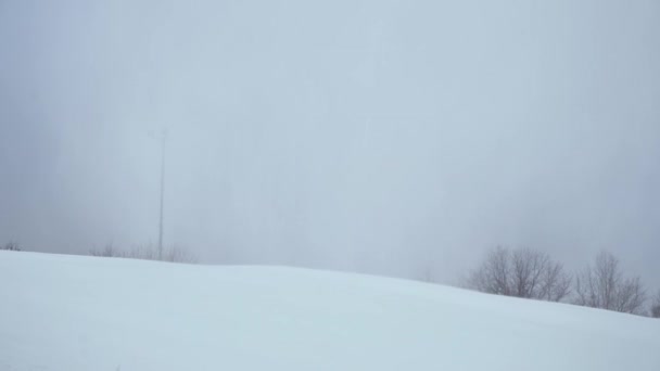 폭풍 구름, 눈이 필드와 겨울 풍경 — 비디오