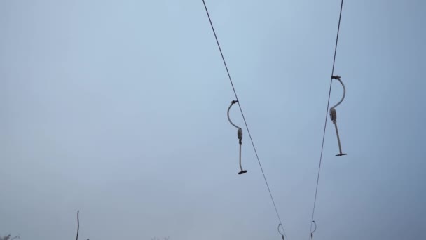 Portaesquíes balanceándose en el viento — Vídeo de stock