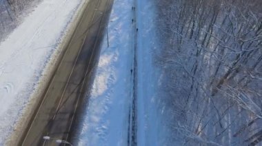 insanların yolda koşu şehir yol ve orman arasında kışın hava. Grup lane snowdrifts arasında yürüyüş üzerinde çalışan sporcular üzerinde uçan uçak. sağlıklı yaşam, kış spor ve fitness