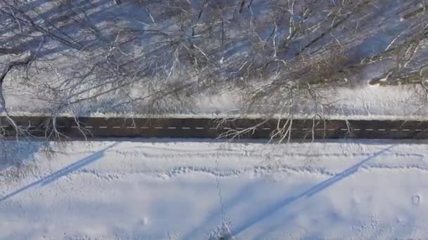 Антенна велосипедной дорожки среди снежных заносов зимой — стоковое видео