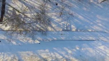 koşu ve 5 dakika içinde şehir parkı kışın veren insanların hava