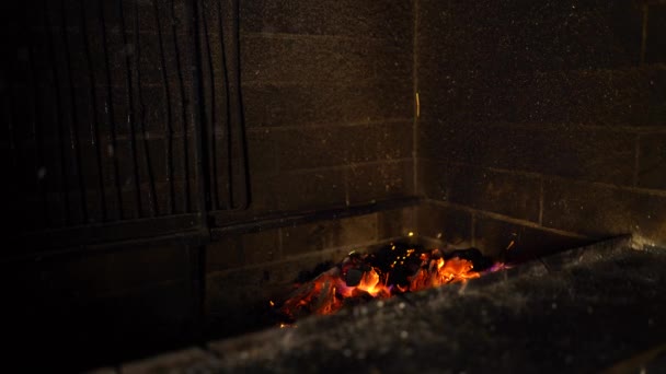 Brand vlammen van het verbranden van hout in traditionele bakstenen open haard in het donker — Stockvideo