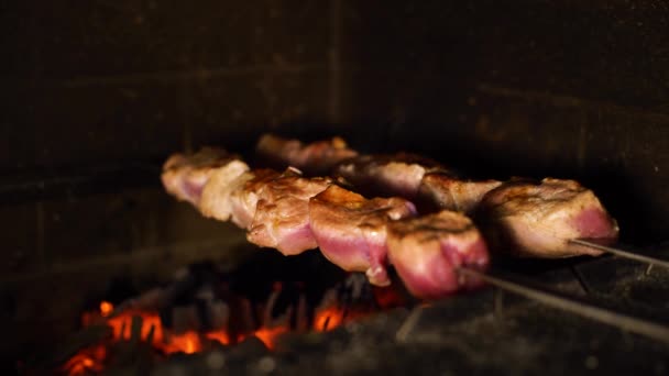 Close-up van spiesen met vlees stukjes draaien terwijl het roosteren in hout gestookte oven — Stockvideo