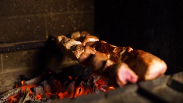 在传统的木材烤箱中, 烟熏肉在串上烤的特写镜头 — 图库视频影像