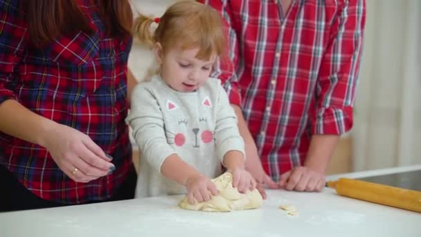 Gelukkige familie plezier samen koken — Stockvideo