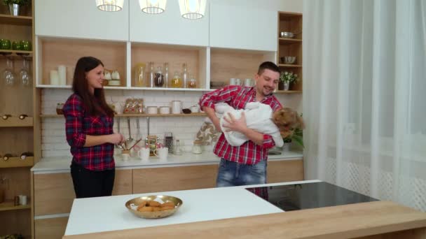 Far leker med lilla dotter och mor titta på dem i kök — Stockvideo