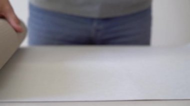 Erkek eller duvar kağıdı olarak topla ile kalem ve cetvel üzerinde tablo kapalı işareti