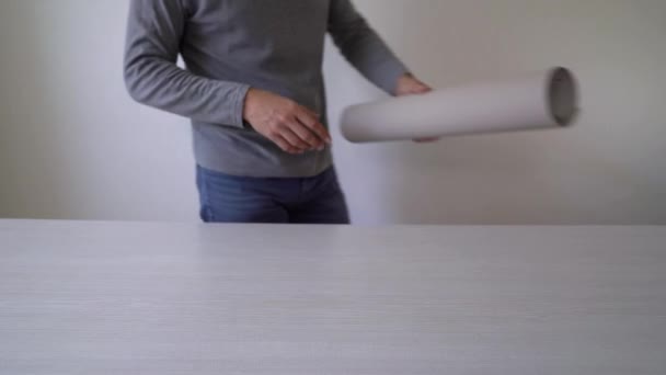 Faz-tudo preparando novo rolo de papel de parede para marcar na mesa interior — Vídeo de Stock