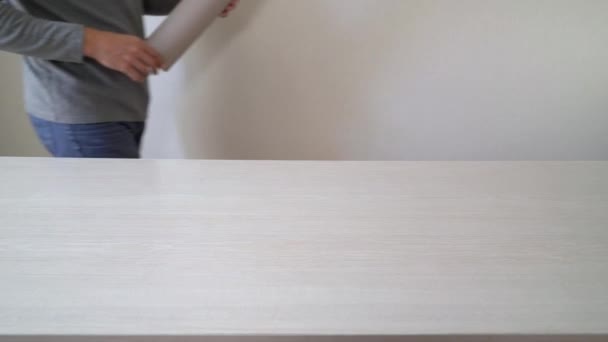 Klusjesman Voorbereiding Nieuw Behang Rol Voor Markering Tafel Binnen Voorbereiding — Stockvideo