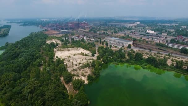Letecký znečištění vody s zelených řas poblíž moc průmyslová zóna — Stock video