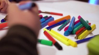 ağır çekimde renkli işaretleyicileri odaklı kağıt üzerine çizim çocuk eller