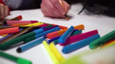 Kağıt sayfa renkli işaretleyicileri odaklı üzerinde çizim birlikte tatlı çocuk