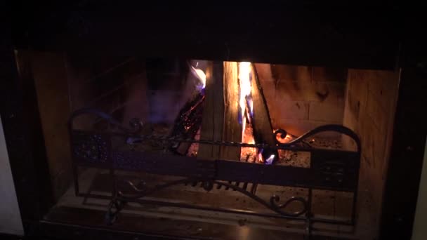 bois brûlant dans la cheminée dans l'obscurité 