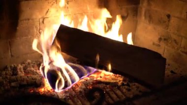 ahşap günlüklerindeki şömine karanlıkta yanan alevler ateş