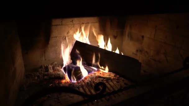 Queima Madeira Lareira Tradicional Escuro Quente Aconchegante Relaxe — Vídeo de Stock