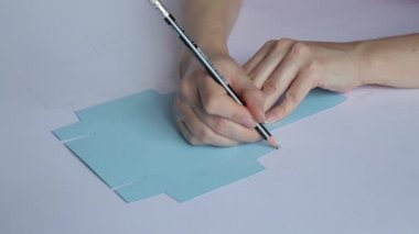 kalem kağıt üzerine büyük ile şablon ortaya koyan kadın eller closeup