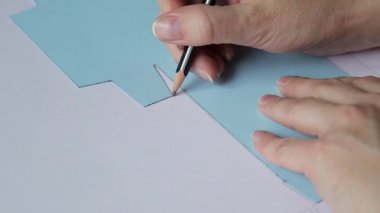 kalem kağıt üzerine büyük ile şablon ortaya koyan kadın eller closeup