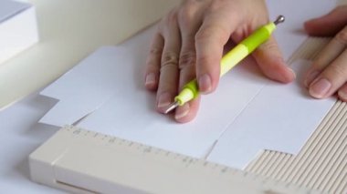 kadın closeup aracı kabartma ile skor kağıt şablonu eller