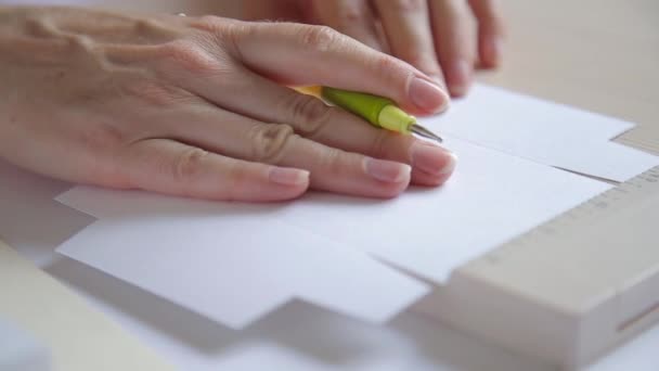 femme mains marquant modèle de papier avec outil de gaufrage gros plan 