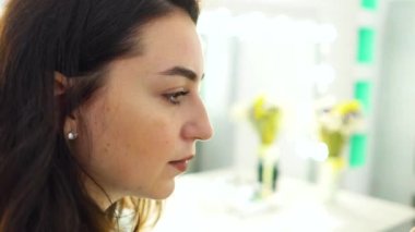 ağır çekimde Kızıl saçlı müşteri yüze makyaj uygulamak kadın görüntüsünü kaydırma