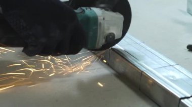 Kıvılcım profilinden dairesel taşlama makinesi kesme metal atölyesinde closeup