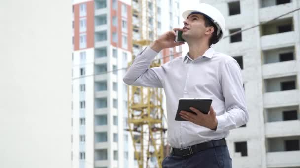 Ingeniero Del Sitio Construcción Con Tableta Hablando Proceso Tecnología Construcción — Vídeos de Stock