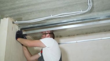 Erkek inşaatçılar metal Alçıpan profilleri kapalı şantiye montajı