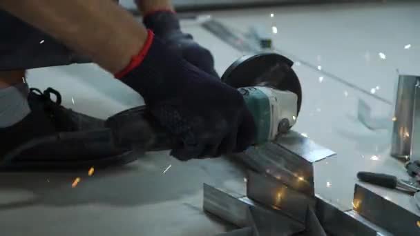Nahaufnahme von Funken aus Rundschleifmaschine zum Schneiden von Metallprofilen in der Werkstatt — Stockvideo