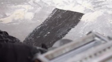 el kesme portre siyah hamur pizza bıçakla ağır çekimde rulo