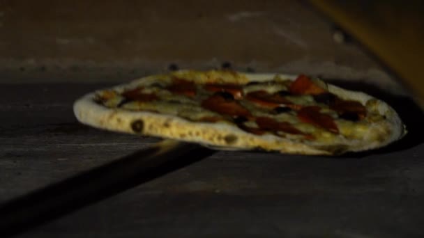 Inname van pizza met schop in groot restaurant oven in slow motion — Stockvideo