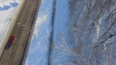 insanların yolda koşu şehir yol ve orman arasında kışın hava