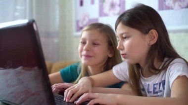 küçük kızlar online oyun dizüstü bilgisayarda oynamak tarafından İnternet bağımlılığı