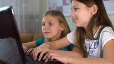 Birlikte laptop dalga köpüğü enterne küçük kızlar