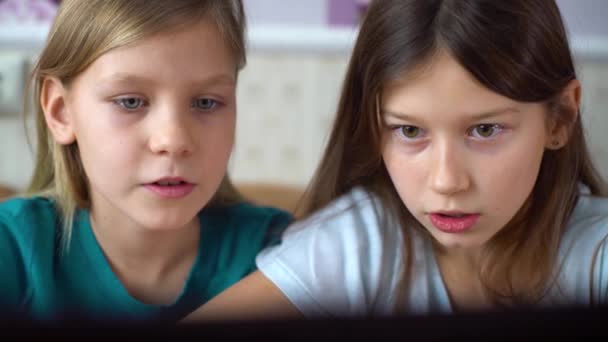 Vício em internet por crianças jogando jogos online no laptop — Vídeo de Stock